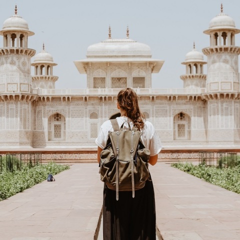 Μια γυναίκα έξω από τον τάφο του I'timād-ud-Daulah στην Ινδία. 