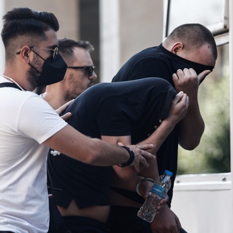 Ενώπιον των ανακριτών με κρυμμένο το πρόσωπό τους οι 30 πρώτοι συλληφθέντες για τη δολοφονία του 29χρονου Μιχάλη Κατσουρή και τα επεισόδια στη Νέα Φιλαδέλφεια