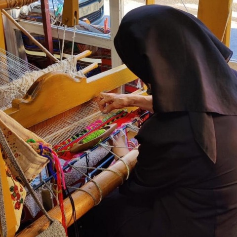 Πιλοτικά εκπαιδευτικά προγράμματα για τους κλάδους της υφαντικής και της κεραμικής δρομολογεί το υπουργείο Πολιτισμού - Σε ποιες δομές της χώρας υλοποιούνται.