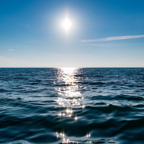 Θάλασσα πάνω στην οποία πέφτει το φως του ήλιου