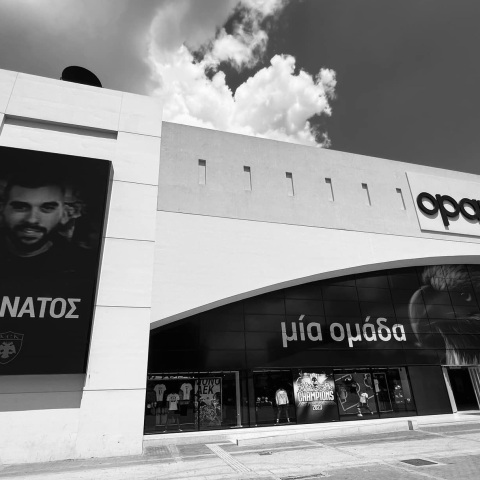 Μιχάλης Κατσουρής: Η ΑΕΚ τιμά τη μνήμη του αδικοχαμένου οπαδού της στην πρόσοψη του γηπέδου - Φωτογραφία του κοσμεί τις γιγαντοοθόνες.