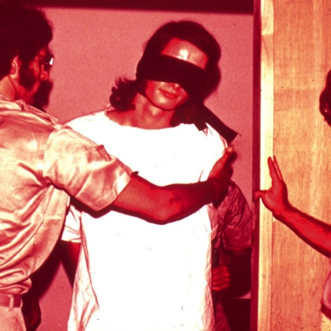 Σαν σήμερα 14 Αυγούστου: Το 1971, ξεκινά το πείραμα φυλάκισης του Στάνφορντ, από τον καθηγητή Ζιμπάρντο - Κρατούμενοι και δεσμοφύλακες σε εικονικούς ρόλους.