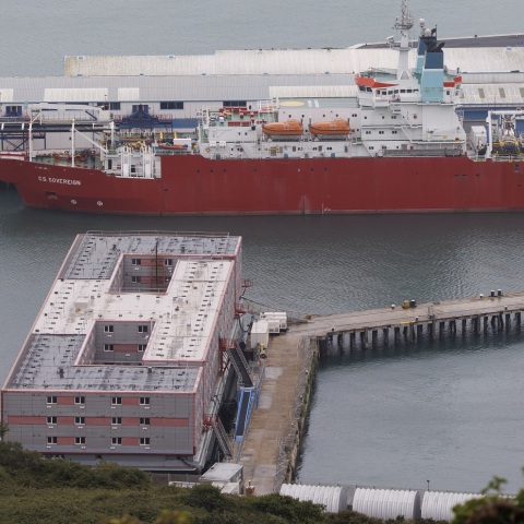 Βρετανία: Μετανάστες απομακρύνονται από τη φορτηγίδα όπου είχαν εγκατασταθεί από τις αρχές, μετά τον εντοπισμό του βακτηρίου Legionella στην παροχή νερού.