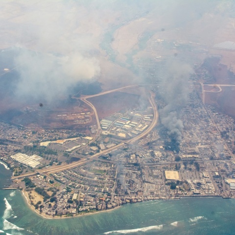 Καπνοί από τις φονικές πυρκαγιές πάνω από τη Χαβάη