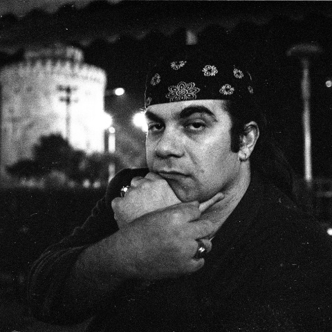 Ο μουσικός παραγωγός Άγγελος Σφακιανάκης θυμάται τη γνωριμία του και τη συνεργασία του με τον Δημήτρη Σταρόβα.