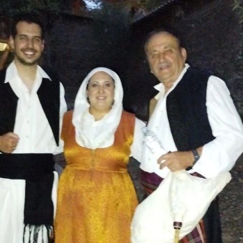 Ο τσαμπουνιέρης Γιώργος Ρεφενές συμμετείχε με την τσαμπούνα του στις παραστάσεις του θεάτρου Ελληνικών Χορών «Δόρα Στράτου»