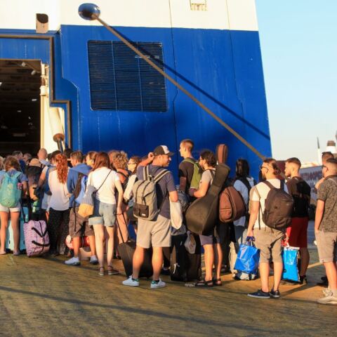 Επιβάτες πλοίου περιμένουν να ταξιδέψουν στους προορισμούς τους