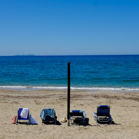 Ξαπλώστρες στην παραλία Αλμυρού στην Κέρκυρα