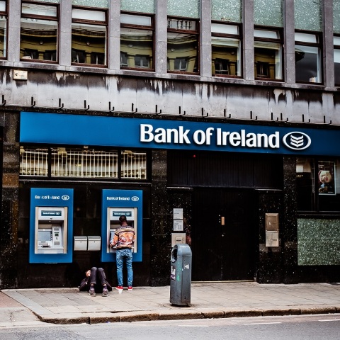 Ιρλανδία: Τα ATM της Bank of Ireland μοίραζαν χθες δωρεάν χρήματα στους πελάτες της λόγω τεχνικού προβλήματος - Συγγνώμη ζήτησε σήμερα η τράπεζα.