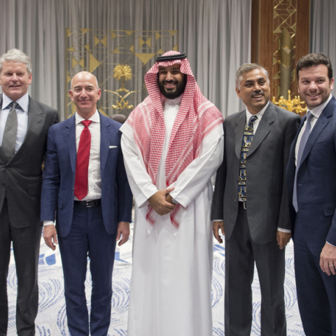 Ο Τζεφ Μπέζος στη Σαουδική Αραβία με τον Mohammad bin Salman © Pool / Bandar Algaloud/Anadolu Agency/Getty Images