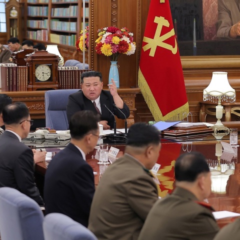 ΗΠΑ: Το υπουργείο Οικονομικών επέβαλε κυρώσεις σε τρεις εταιρίες για τη διευκόλυνση πωλήσεων όπλων στη Ρωσία μέσω της Βόρειας Κορέας. 