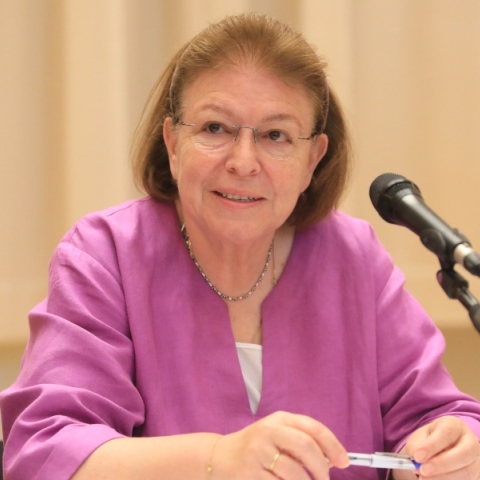 Μενδώνη προς μίμηση.