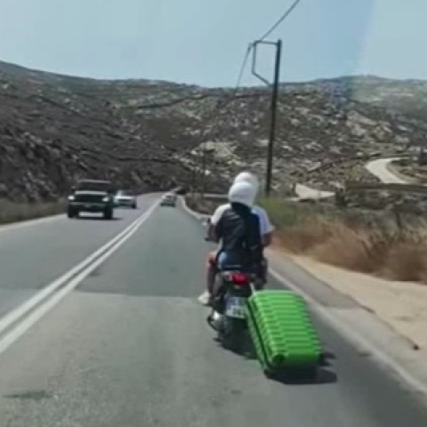 Μύκονος: Τουρίστας έσερνε με σκούτερ βαλίτσα με ροδάκια - Κυκλοφορούσαν σε κεντρικό δρόμο του νησιού με την αποσκευή δεμένη στο πίσω μέρος της μηχανής.