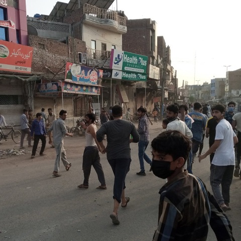 Πακιστάν: Ένοπλοι αναπτύχθηκαν για να φρουρήσουν χριστιανούς πακιστανούς πολίτες αφού μουσουλμανικός όχλος πυρπόλησε εκκλησίες.