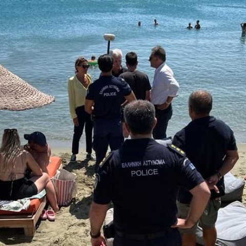 Έφοδος στις παραλίες της Τήνου - Συνολικά 3.000 τ.μ. αιγιαλού και παραλιών «απελευθερώνονται» - Στο αυτόφωρο οδηγήθηκε επιχειρηματίας.