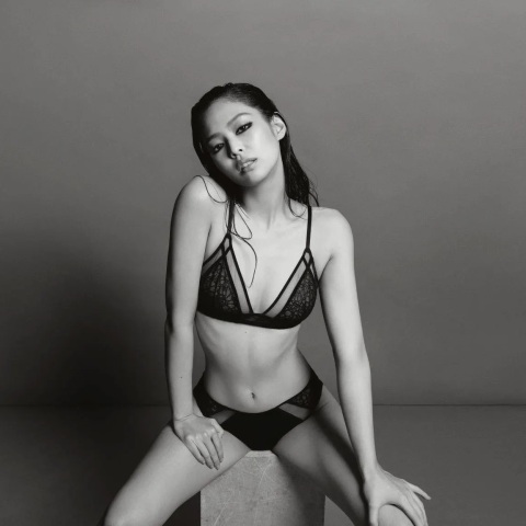 Η Jennie των Blackpink στην καμπάνια Calvin Klein