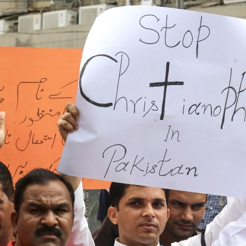 Πακιστάν: Δύο χριστιανοί κρατούνται για βλασφημία, μετά το κάψιμο εκκλησιών από οργισμένα πλήθη μουσουλμάνων - Συνεχίζεται το κύμα βίας.