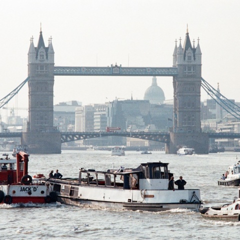 Marchioness: Το ναυάγιο του σκάφους αναψυχής στον Τάμεση στις 20 Αυγούστου 1989 - Εικόνα από τη ρυμούλκηση του κουφαριού λίγες ημέρες μετά την τραγωδία