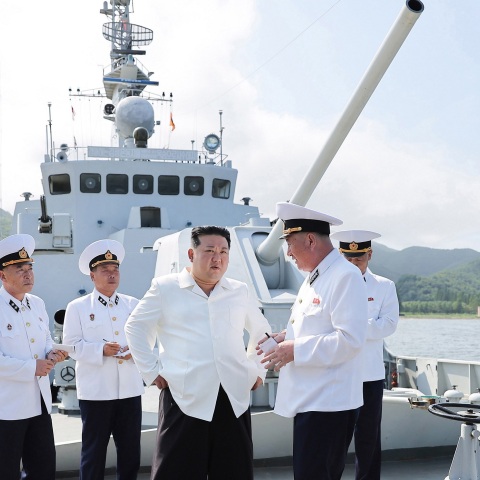 Βόρεια Κορέα: Εκτόξευση πυραύλων κρουζ από πολεμικό πλοίο, υπό το βλέμμα του Κιμ Γιονγκ Ουν - Κατηγορεί ΗΠΑ και Ν. Κορέα ότι προετοιμάζουν επίθεση σε βάρος της.