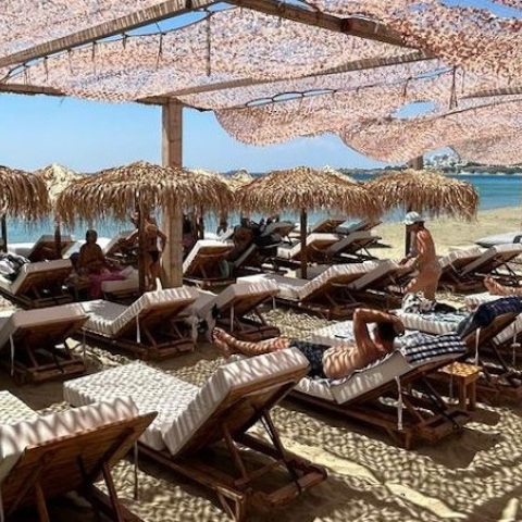 Ξαπλώστρες - ομπρελοκαθίσματα: 26 συλλήψεις στα νησιά του Νότιου Αιγαίου για παραβάσεις σε αιγιαλό και παραλία - Εντατικοί έλεγχοι για τήρηση της νομοθεσίας.
