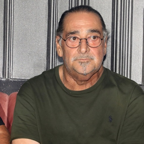 Ο τραγουδιστής Βασίλης Καρράς μήνυσε ιστοσελίδα που τον εμφάνιζε να προωθεί προϊόν - Προϊόν photoshop η φωτογραφία που διακινήθηκε στα κοινωνικά δίκτυα.