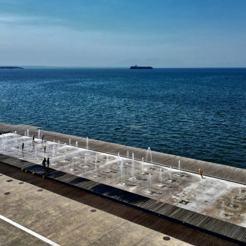 Θεσσαλονίκη: Σε δοκιμαστική λειτουργία τα σιντριβάνια στις «Ομπρέλες» του Ζογγολόπουλου - Εντυπωσιάζουν οι εικόνες από τη νέα παραλία.