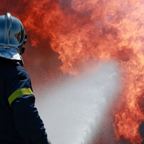 Φωτιά στη Φυλή - Ξέσπασε κοντά στη μονή Κλειστών: Μήνυμα εκκένωσης του 112 προς τους κατοίκους να απομακρυνθούν προς Άνω Λιόσια.