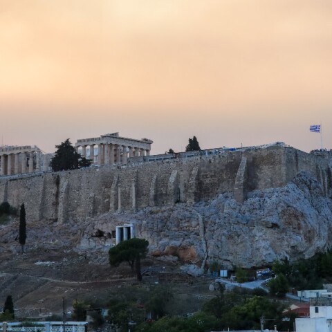 «Ματωμένος» ο ουρανός της Αττικής από τις φωτιές