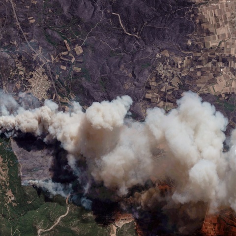 Καπνοί πάνω από την Αλεξανδρούπολη όπως καταγράφηκαν από δορυφόρο