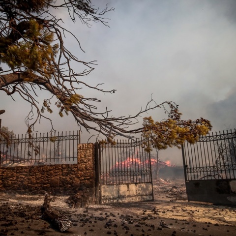 Φωτιά μέσα σε οικόπεδο - Ανοιχτή η πόρτα 