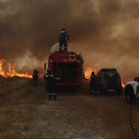 Πυροσβέστες με τα οχήματά τους επιχειρούν για την κατάσβεση της φωτιάς στην Πάρνηθα