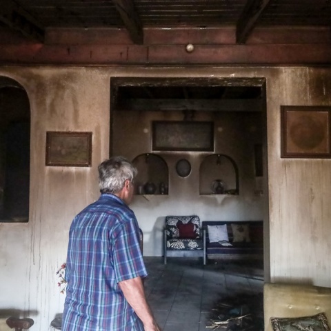Πολίτης βρίσκεται σε καμένο σπίτι στον οικισμό Αγία Παρασκευή