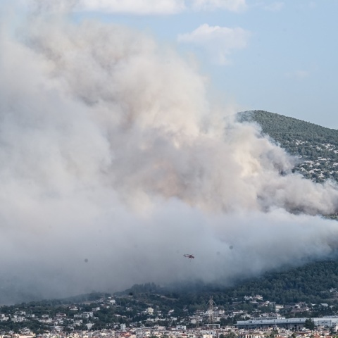 Οι καπνοί πάνω από την Πάρνηθα και τους γύρω οικισμούς