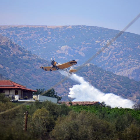Καναντέρ επιχειρεί για την κατάσβεση φωτιάς