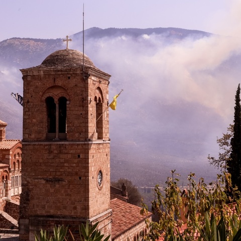 Υπουργείο Πολιτισμού για την πυρκαγιά στη μονή του οσίου Λουκά: Κλειστός ο χώρος έως ότου ολοκληρωθούν οι εργασίες καθαρισμού και αποκατάστασης.