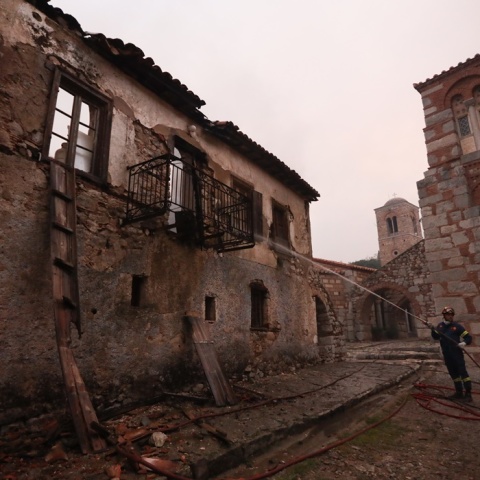 Πυροσβέστες επιχειρούν για την κατάσβεση της ιστορικής μονής του Οσίου Λουκά