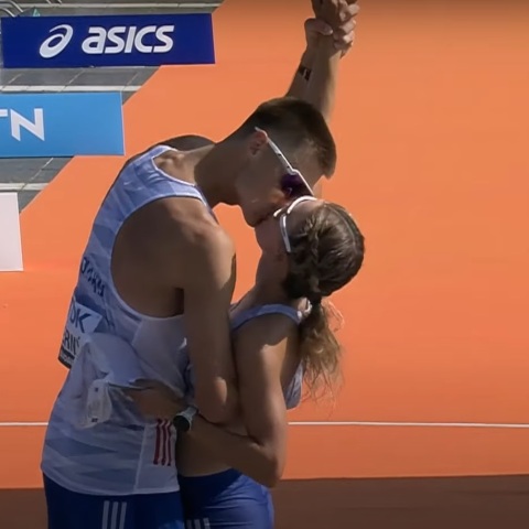 Παγκόσμιο Πρωτάθλημα Στίβου: Πρωτότυπη πρόταση γάμου στον τερματισμό του αγώνα 35 χλμ. βάδην - Η Χάνα Μπουρζάλοβα είπε το «ναι» στον Ντόμινικ Τσέρνι.