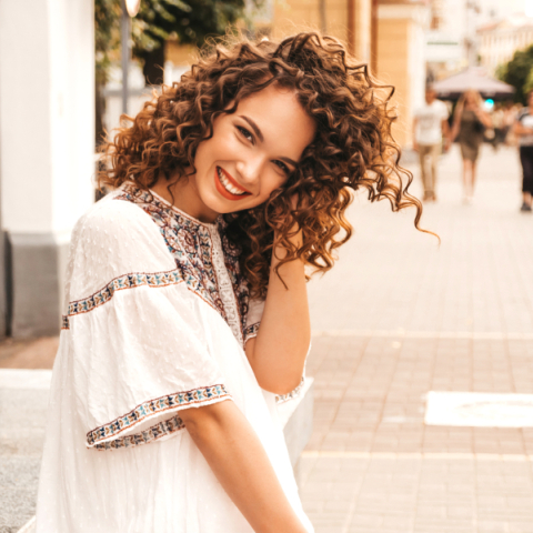 Curly hair routine: Πώς θα πετύχεις τις τέλειες μπούκλες