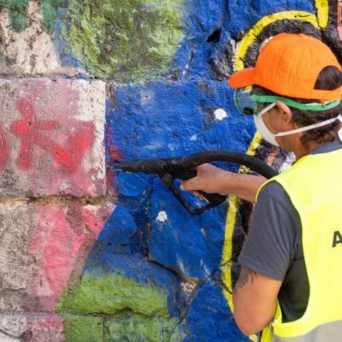 Δήμος Αθηναίων: Υπερσύγχρονες μέθοδοι για την απομάκρυνση μουτζούρας και γκράφιτι - Εξοπλίζει κάθε κοινότητα με τα δικά της σύγχρονα εργαλεία καθαρισμού. 