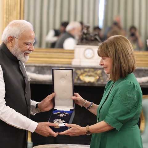 Η Πρόεδρος της Δημοκρατίας, Κατερίνα Σακελλαροπούλου, παρασημοφόρησε τον πρωθυπουργό της Ινδίας, Ναρέντρα Μόντι