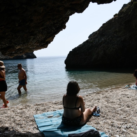Λουόμενοι σε ελεύθερη παραλία στην Εύβοια