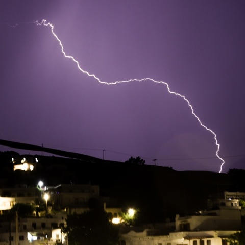 Κεραυνός στον νυχτερινό ουρανό