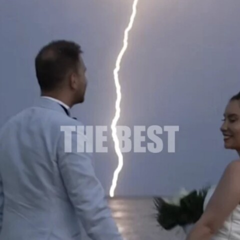 Ζευγάρι νεονύμφων φωτογραφίζεται με φόντο χορό κεραυνών