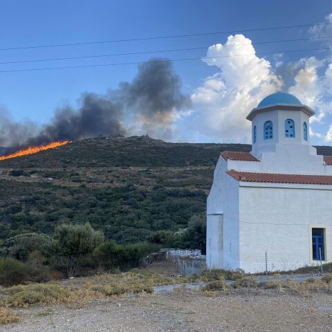 Φωτιά καίει σε πλαγιά κοντά σε εκκλησάκι στην Άνδρο