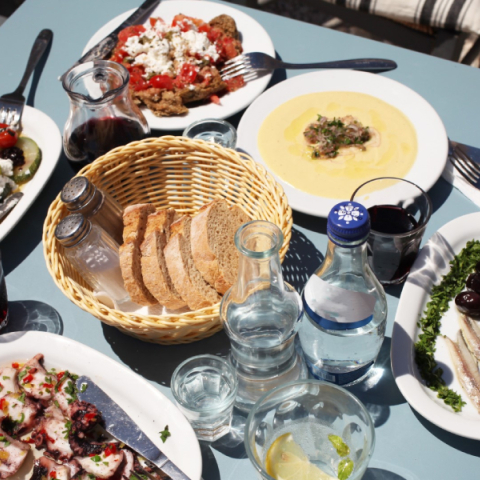 Η Παρδάλω στη Φολέγανδρο σερβίρει την πιο φρέσκια άποψη για τον παραδοσιακό μεζέ