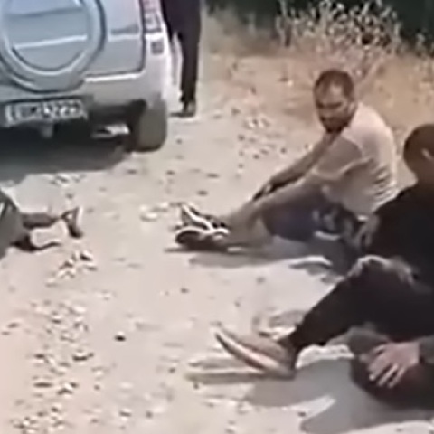 Έβρος: Νέο περιστατικό με αυτόκλητους «πολιτοφύλακες» - Εμφανίζονται να κρατούν 4 μετανάστες - Τι δηλώνει ο άνδρας που τράβηξε το βίντεο.