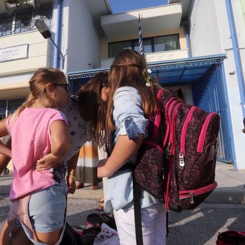 Παιδιά με τα σακίδιά τους πρώτη ημέρα στο σχολείο