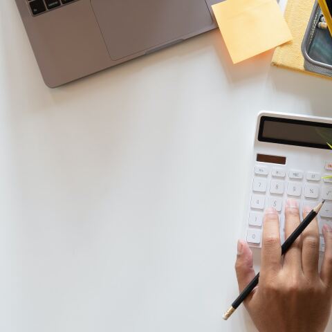 Χέρι πληκτρολογεί σε κομπιουτεράκι