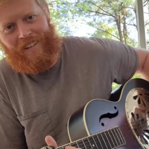 Ο Oliver Anthony με δακρυσμένα μάτια διευκρινίζει την πολιτική του θέση στο νέο του δεκάλεπτο βίντεο