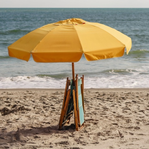 Ομπρέλα και ξαπλώστρες μαζεμένα σε παραλία
